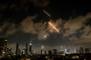 ஈரானின் இருதயத்தில் ஆட்டம் காட்டிய வல்லரசுக்கள்! வரலாறு காணாத அளவில் சரமாரியாக வீசப்பட்ட ஏவுகணைகள்