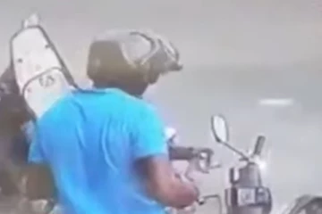 පෙට්‍රල් වෙනුවට මුත්‍රා අලෙවි කළ පුද්ගලයා.. අබුද්ධස්ස කාලේ ඇහෙන කතා.. (VIDEO)