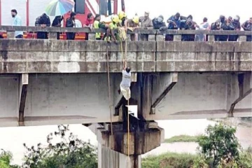 ஆற்று பாலத்தில் மதுபோதையில் இளைஞர் செய்த செயல்: மிரண்டு போன பொதுமக்கள்