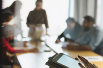 2 நிமிஷ மீட்டிங்தான்; 200 பேரை வேலையை விட்டு தூக்கிய நிறுவனம் - தவித்த ஊழியர்கள்!