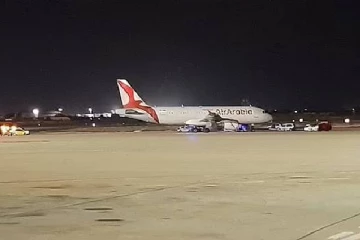 விமானத்தை அவசரமாக தரையிறக்க வைத்து தப்பிய 20 பயணிகள்: திடுக்கிட வைக்கும் சம்பவம்