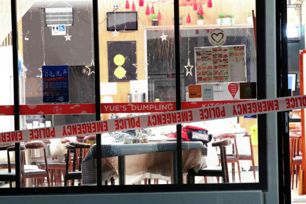 உணவகத்திற்குள் கோடாரியுடன் புகுந்த மர்ம நபர் - வாடிக்கையாளர்கள் மீது கோர தாக்குதல் | Mysterious Person Enters The Hotel With An Axe