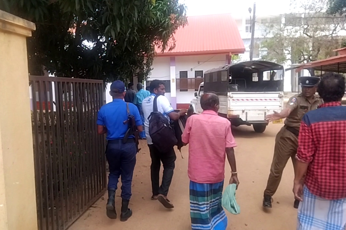 இரணைதீவு கடற்பரப்பில் கைதான இந்திய கடற்தொழிலாளர்களை விளக்கமறியலில் வைக்குமாறு உத்தரவு | Kilinochchi Magistrate S Court Orders Remand