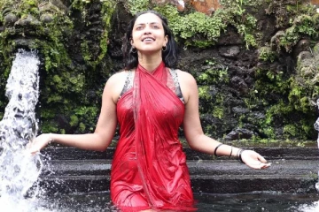 கோவில் குளத்தில் குளித்த அமலா பால்.. வைரல் புகைப்படங்கள்