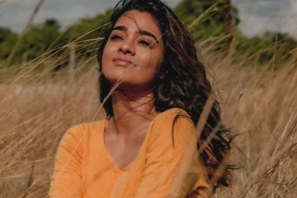 கவர்ச்சிக்கு மாறிய காயத்ரி... வைரலாகும் புகைப்படம் - தமிழ்நாடு