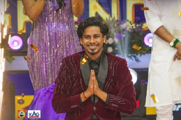 இலங்கை பாடகர் சபேசனுக்கு பாடகர் எஸ்.பி.சரண் கொடுத்த பரிசு! நெகிழ்ச்சியான தருணம் | Saregamapa Season 5 Sapesan Got A Gift Sp Charan