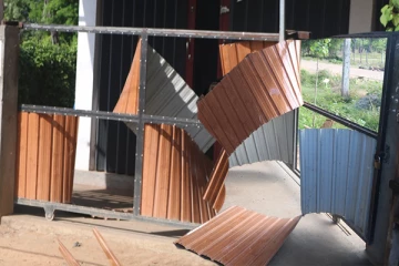 கிளிநொச்சியில் சட்டவிரோத மணல் அகழ்வில் ஈடுபடுவோரின் அத்துமீறிய செயல் (Photos)