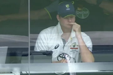 குறுக்கெழுத்து புதிரில் மூழ்கிய ஸ்டீவ் ஸ்மித்! ரசிகர்களை கவர்ந்த புகைப்படம்