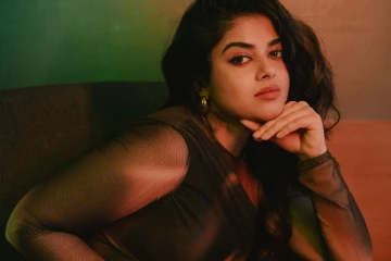 ஷார்ட் உடையில் நடிகை சித்தி இத்னானி ஹாட் போட்டோஷூட்