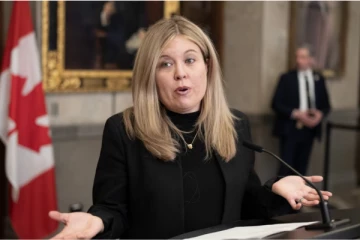 கனடாவில் பிறந்த அனைவருக்கும் குடியுரிமை வழங்கக்கூடாது என கோரிக்கை