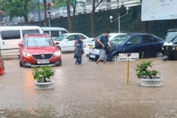 நீரில் மூழ்கிய கண்டி ரயில் நிலையம் உள்ளிட்ட நகரின் பல பகுதிகள்