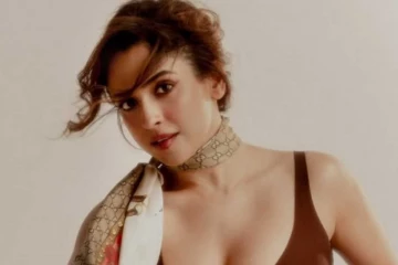 உச்சக்கட்ட கிளாமர் லுக்கில் நடிகை சான்யா மல்ஹோத்ரா!! புகைப்படங்கள்...