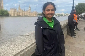 ராணியாருக்கு அஞ்சலி செலுத்த காத்திருக்கும் இலங்கைப் பெண்