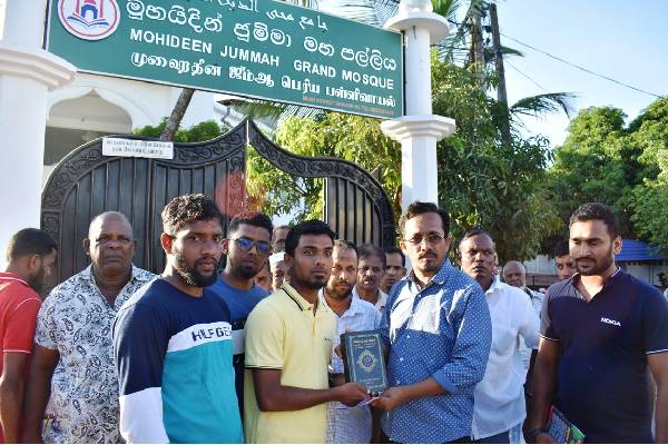 ஜே.வி.பி முக்கியஸ்தர்களிடம் புனித அல்குர்ஆன் சிங்களப் பிரதி கையளிப்பு(Photo) | Handing Sinhala Copy Holy Quran To Jvp Leaders