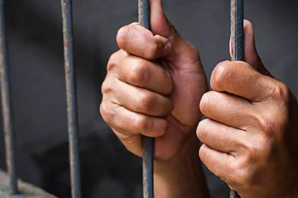 குற்ற இடங்களில் புகைப்படம் எடுப்பது சட்டவிரோதம் ; பொலிஸார் பொதுமக்களுக்கு எச்சரிக்கை | Taking Photographs At Crime Scenes Is Illegal