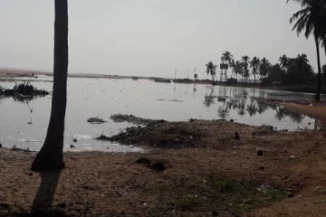 திடீரென  ஊருக்குள் புகுந்த கடல் நீர்; மக்கள் அச்சம்