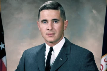 நிலவில் இருந்தபடியே 'பூமி உதயம்' படமெடுத்த பிரபல விஞ்ஞானி விமான விபத்தில் உயிரிழப்பு