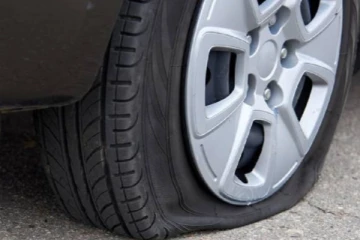 නගරාධිපති වාහනේ රෝද හතරේම හුළං යවයි..!