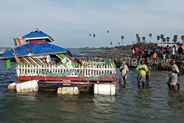 ராமேஸ்வரம் அருகே மர்மப் பொருள் மிதந்து வந்ததால் பரபரப்பு (படங்கள்) | Mysterious Shaped Like A House Floats In The Sea