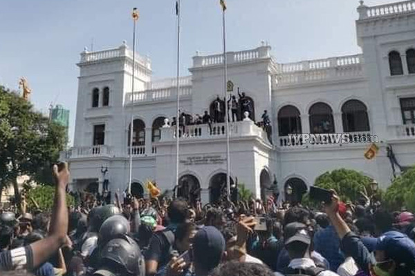 இன்றைய போராட்டத்தில் சமூகவலைத்தளங்களில்  வைரலாகும் ஜோடி! | In Today S Protest The Couple Is Going Viral