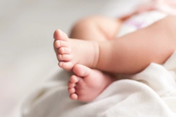 பச்சிளம் குழந்தையை விற்று போதைப்பொருள் வாங்கிய கொடூரத் தம்பதி