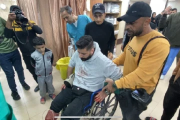 இஸ்ரேல் படையினரின் சினைப்பர் தாக்குதலில் ஊடகவியலாளர் படுகாயம்