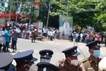 பிரதமர் வீட்டின் முன் பதற்றநிலை!