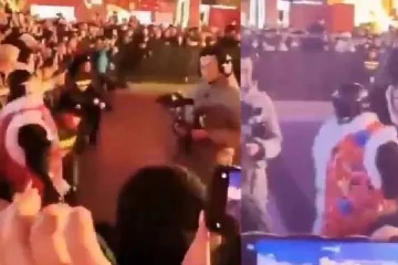 AI தொழில்நுட்ப ரோபோ மக்களை தாக்க முயன்றதால் பரபரப்பு! அதிர்ச்சியடைய வைக்கும் வீடியோ