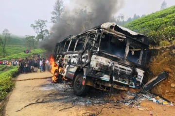 அதிகளவு பயணிகளை ஏற்றியதால் ஏற்பட்ட விபரீதம்(படங்கள்)