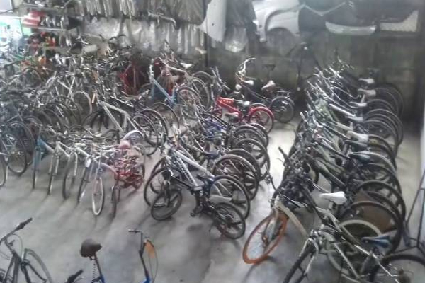 இலங்கையில் கார்களுக்கு ஏற்பட்டுள்ள பரிதாப நிலை! | Aluthgama Car Showroom Accumulating Bicycles