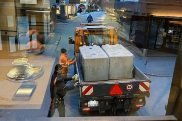 சுவிஸ் உணவகம் முன்பு அடுக்கி வைத்திருந்த காங்கிரீட் பாளங்கள் அகற்றம்