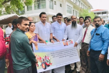 கிழக்குமாகாண விவசாய நிறுவனங்களுக்கு இரு சக்கர உழவு இயந்திரங்கள் ஆளுநரால் கையளிப்பு!(Photos)