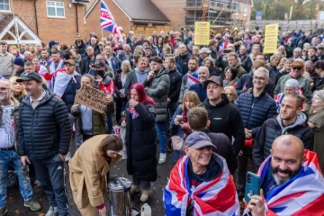 பிரிட்டனில் ராணுவ முகாமில் அகதிகளைத் தங்க வைப்பதற்கு எதிராக போராட்டம்!