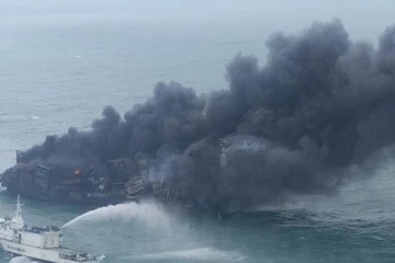 ஏடன் வளைகுடாவில் தீப்பற்றி எரியும் கப்பல்; காரணம் என்ன?