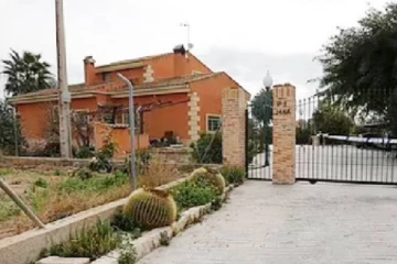 குடும்பத்தினரைக் கொன்று சடலங்களோடு வசித்து வந்த 15 வயது சிறுவன்