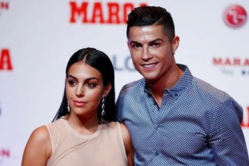 நான் வாழ்க்கையில் அவ்ளோ கஷ்டப்பட்டேன்.. இப்போ சொகுசாக வாழ்கிறேன்.. - ரொனால்டோவின் காதலி உருக்கம்