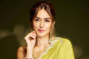 பச்சை நிற புடவையில் மயக்கும் அழகில் நடிகை மிருணாள் தாகூர் போட்டோஸ்