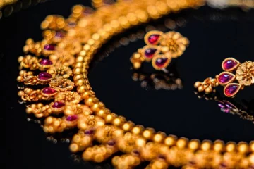 சற்றும் இறக்கம் காட்டாத தங்கம் விலை - கலக்கத்தில் மக்கள்