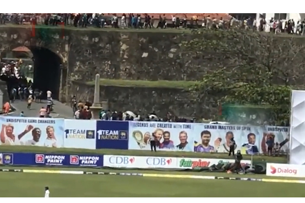 இலங்கை - ஆஸ்திரேலியா டெஸ்ட் போட்டி - கிரிக்கெட் மைதானத்தில் நுழைந்த போராட்டக்காரர்கள் - இலங்கையில் பதற்றம் - தமிழ்நாடு