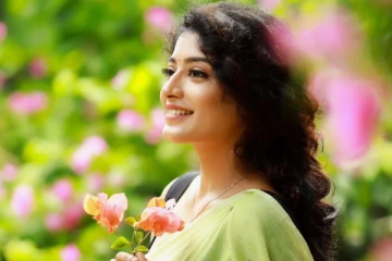 வெள்ளை நிற ஆடையில் ஓவர் கிளாமர் காட்டும் கேரளத்து நடிகை.. வைரலாகும் புகைப்படம்