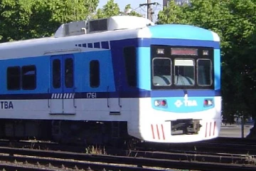 கார் மீது ரயில் மோதியதில் நூலிழையில் தப்பிய குடும்பம்; வெளியான காணொளி!