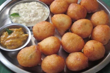 மீதமான இட்லியை தூக்கிப் போடாதீங்க! சுலபமாக இட்லி போண்டா செய்யலாம்