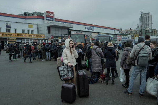 எப்போது முடிவுக்கு வருமோ? அண்டை நாடுகளில் அகதிகளாக தஞ்சம் அடைந்த உக்ரைன் மக்கள் | Russia Ukraine Crisis Ukraine People Move Refugees