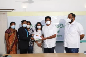 முல்லைத்தீவு  தங்கமங்கை இந்துகாதேவியை  சந்தித்த  சஜித் மற்றும் மனைவி!