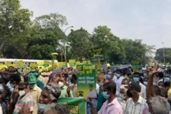 சவப்பெட்டியுடன் ஜனாதிபதி அலுவலகத்திற்குள் நுழைய முயன்ற மக்களால் ஏற்பட்ட பதற்றம்! | Sri Lanka President Office Front People Protest
