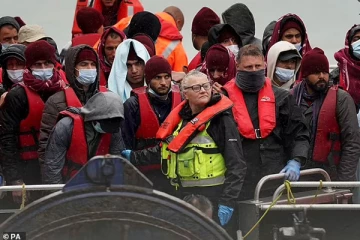 பிரித்தானிய வரலாற்றில் முதன்முறையாக...  300 புலம்பெயர்ந்தோரை ஒரே நாளில் நாடுகடத்த அமைச்சர்கள் திட்டம்