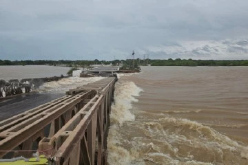 முல்லைத்தீவு நாயாறு பாலம் உடைந்து சேதம் ; போக்குவரத்து முழுமையாக தடை