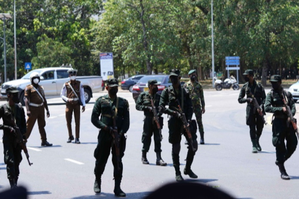 குவிக்கப்பட்ட  இராணுவ வாகனங்கள்! தீவிர பாதுகாப்பில் மகிந்தவின் மாளிகை - ஐபிசி தமிழ்