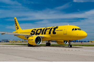 கழிப்பறை பயன்படுத்த அனுமதிக்கவில்லை; விமானத்தின் தரையில் சிறுநீர் கழித்த பெண்