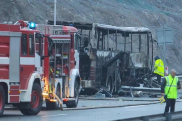 தீப்பிடித்து எரிந்த சுற்றுலா பேருந்து - 45 பேர் பலியான பரிதாபம்